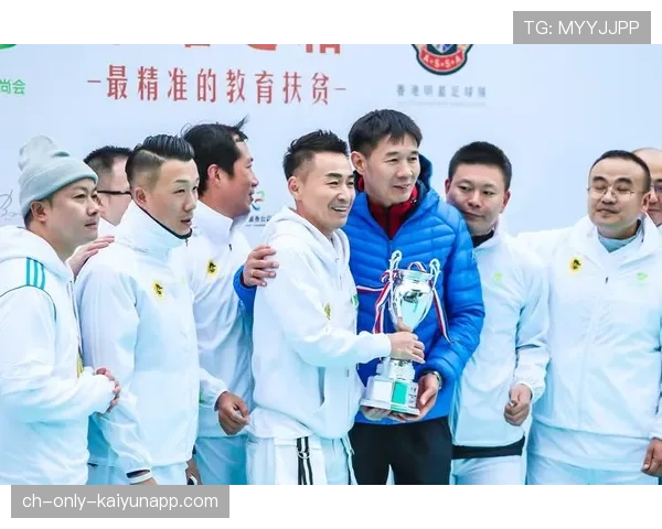 俱乐部球员在慈善赛中展现高水平竞技状态，足球明星慈善赛